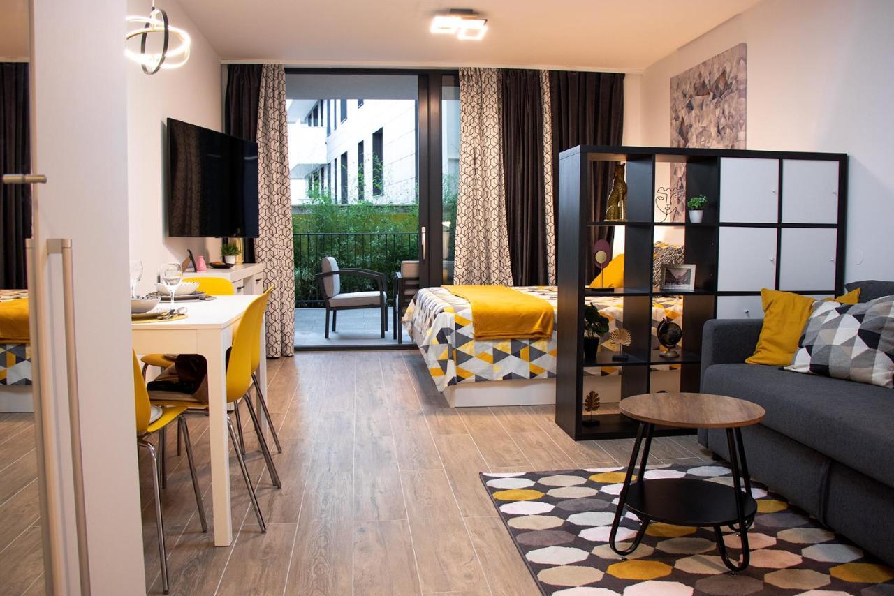 Figurin Apartment *